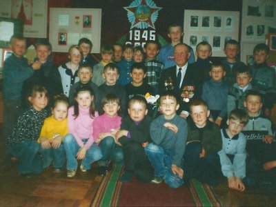 2724. Встреча учащихся Афанасьевской средней школы с участником Великой Отечественной войны Воробьевым Андреем Николаевичем. Май, 2004 год