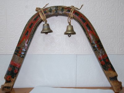 Дуга конская расписная. Дерево, масляные краски; резьба по дереву, окраска, ручная роспись. Рубеж XIX-XX вв. Пермская губерния.