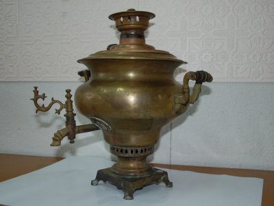 Самовар. Латунь, олово, дерево; литье, ковка, лужение, токарная работа, штамповка, ручная сборка. Рубеж XIX-XX вв. Вятская губерния, г. Слободской. Самоварная фабрика братьев Поповых. 