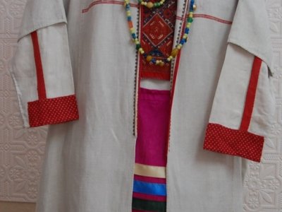 Костюм северной удмуртки. Домотканина льняная, х/б, ситец, шелковые ленты, бисер; шитье, вышивка, ручное ткачество. Начало XX в. (Ярский район, Удмуртия).