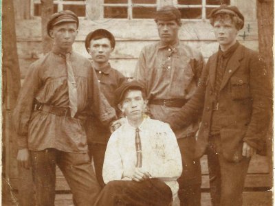Сидит Анатолий Турундаев, секретарь Зюздинского волкома комсомола, рядом с ним комосмольцы — музыканты с. Афанасьева. 1925 год. Фонды Афанасьевского краеведческого музея.