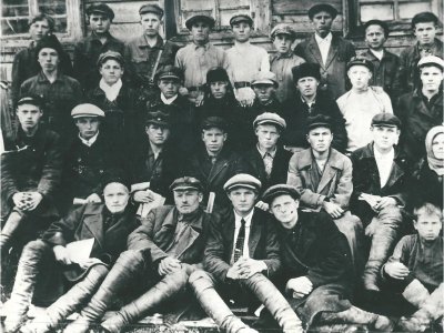 Участники курсов ликвидаторов неграмотности. С Афанасьево, 1930 г. Фонды Афанасьевского краеведческого музея.