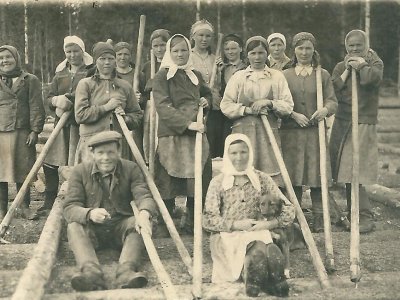 Группа работниц на сброске леса на сплаве. Лесоучасток Томызь, 1951 г. Фонды Афанасьевского краеведческого музея.