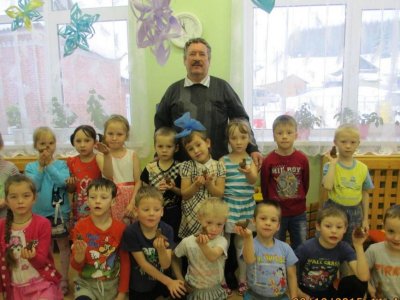 И. И. Канюков на практическом занятии по лепке в детском саду с. Пешнигорт, Пермский край.
