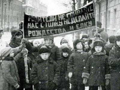 Воспитанники детских садов на антирелигиозной демонстрации с плакатом "Родители, не сбивайте нас с толку, не делайте Рождества и елку". Москва, Бауманский район, 1929 г. Иссточник: https://www.liveinternet.ru/users/4768613/post344500164/.