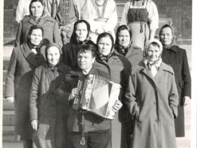 Самодеятельные артисты из д. Кытмановской, с. Пашино, д. Терешовы (Афанасьевский р-н) во время поездки в г. Свердловск на концерт, апрель 1990 г. (фото из фондов музея).