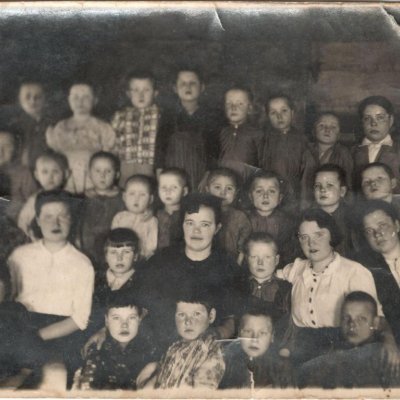 Педагоги и воспитанники детского дома № 117. В центре — директор детдома Елена Ефимовна Габова. 1943 год. Фонды Афанасьевского краеведческого музея. 