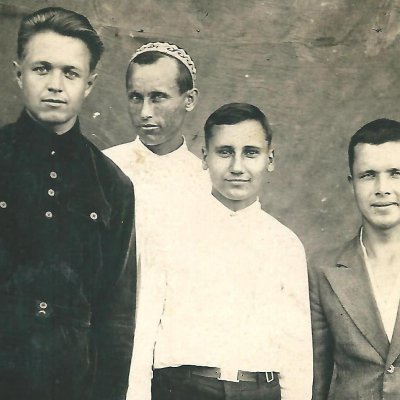 Учителя афанасьевской школы довоенного времени. Петр Иванович Зуев, Павел Георгиевич Дудин, Михаил Ильич Метелев, Сергей Иванович Селезнев. Из них остался жив лишь П. Г. Дудин. Фонды Афанасьевского краеведческого музея.